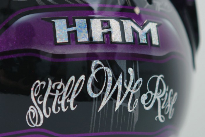 F1: Meglett Hamilton fekete sisakja is