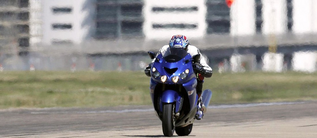 Gyorshajtó motoros ütközött figyelmetlen autóssal