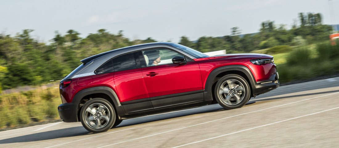 Marad a szívó benzines, de itt az elektromos Mazda is