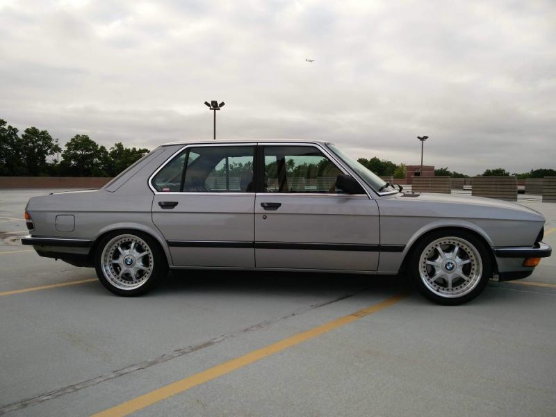 Ezek az öreg BMW-k amerikai izomautók szívét kapták meg 2