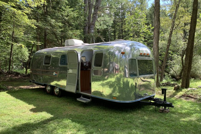 Igazi otthont varázsoltak a közel 50 éves lakókocsiból