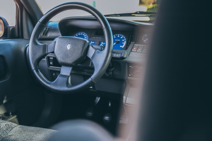 Ínyenceknek való az arany felniken feszítő Renault Clio Williams 6 | Vezess Ínyenceknek való az arany felniken feszítő Renault Clio Williams 6