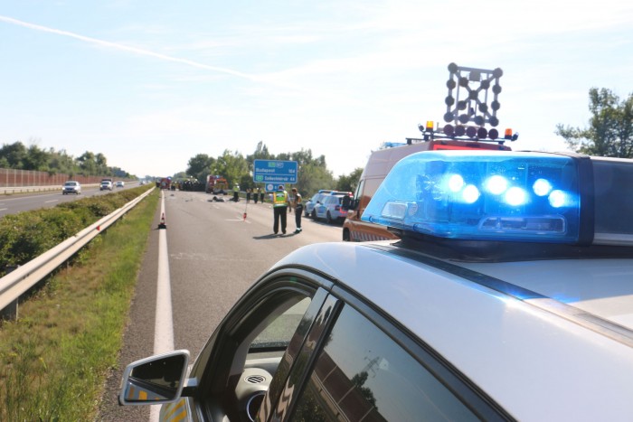 Fotókon az M7-esen felborult kisbusz