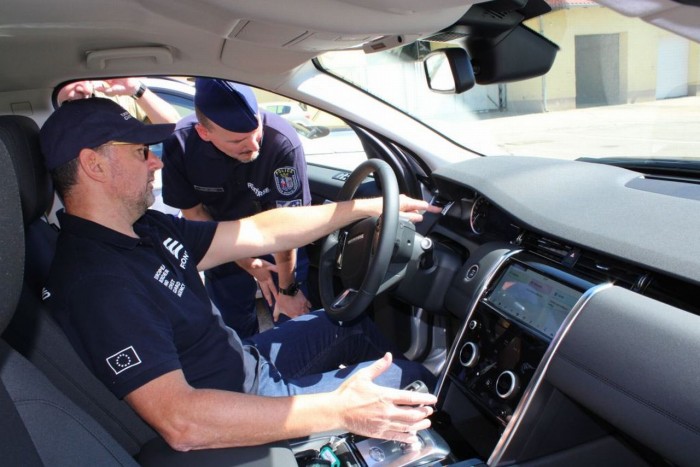 Luxusautókat kaptak a magyar rendőrök 2