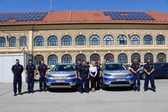 Luxusautókat kaptak a magyar rendőrök