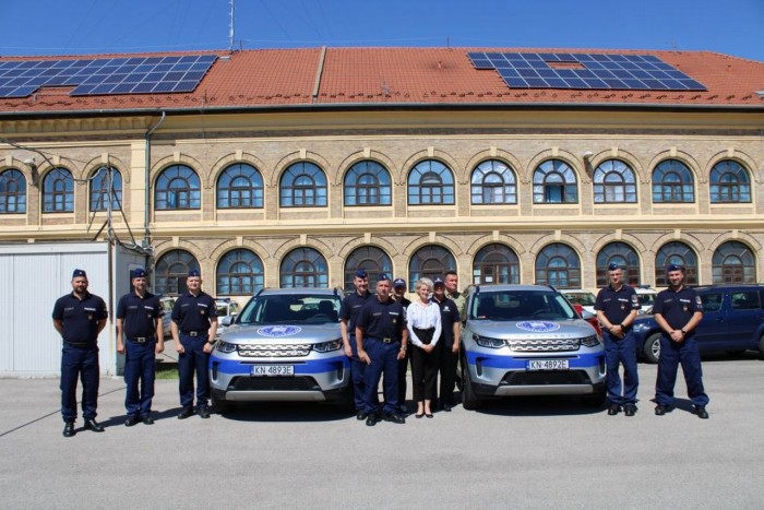 Luxusautókat kaptak a magyar rendőrök