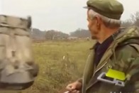 A rendőr épp interjút adott, amikor a háttérben elkezdődött a balhé 1