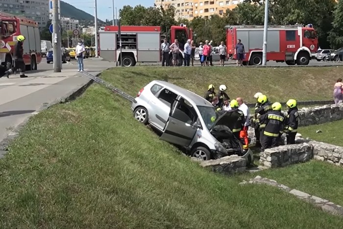 Ókori romok közé esett egy autós Budapesten