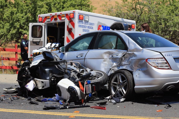 Gyorshajtó motoros ütközött figyelmetlen autóssal 1 Gyorshajtó motoros ütközött figyelmetlen autóssal 1