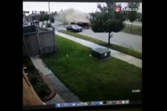 Horrorisztikusat perecelt az autós, az egyik ház biztonsági kamerája rögzítette