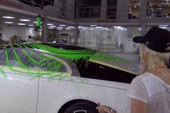 Bicskanyitogató művészet: összepingálta Rolls-Royce-át a youtuber