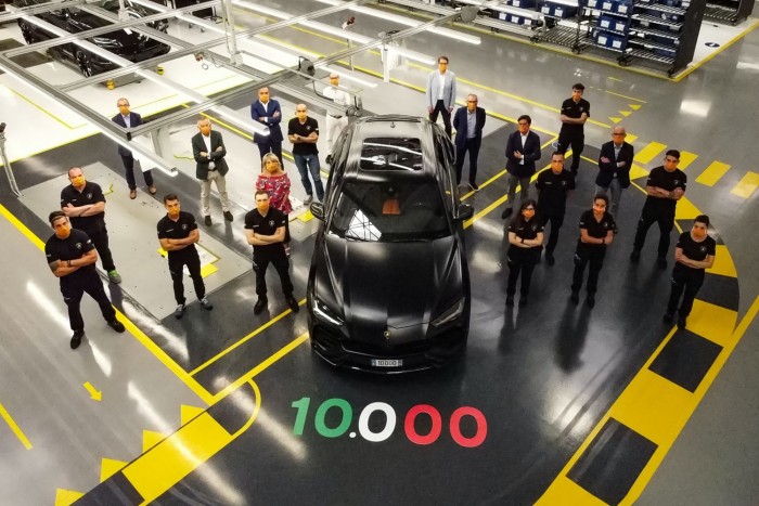 Úgy viszik a Lamborghini luxusterepjáróját, mint a cukrot 2