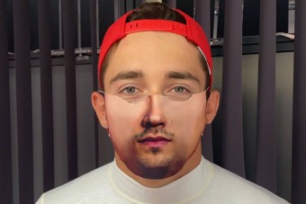 F1: Horrormaszkot villantott a Ferrari-pilóta