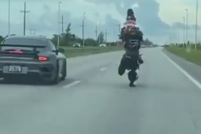 Ráfeszült a Porsche elleni gyorsulásra a motoros, darabokra törte a technikát