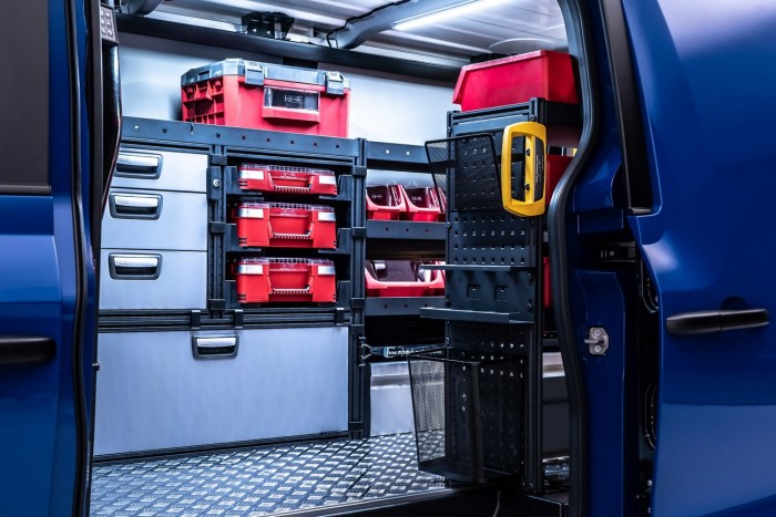 Konnektorról tölthető furgon készült a londoni taxiból 7