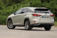 Luxus L-es kabátban – Lexus RX450hL 3