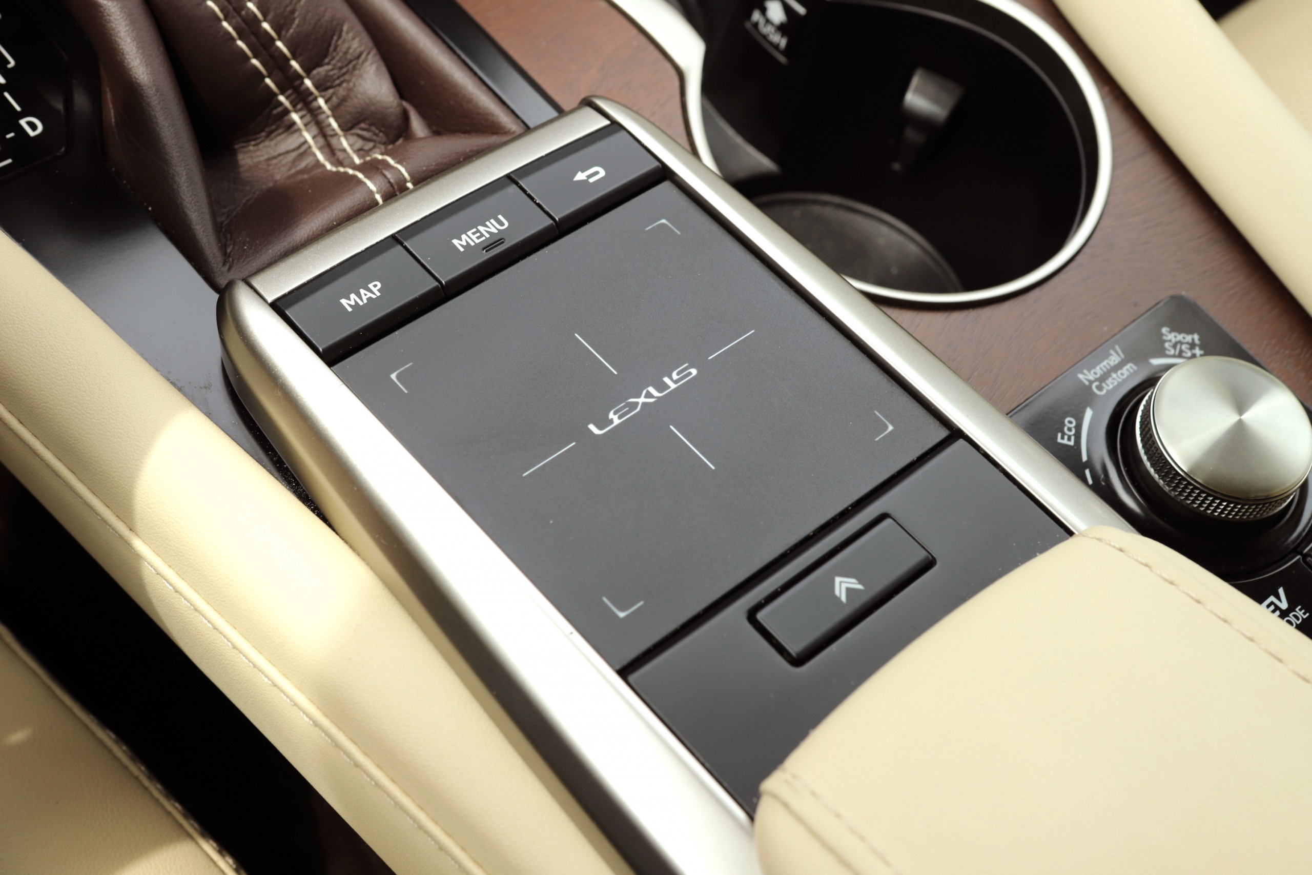Luxus L-es kabátban – Lexus RX450hL 31