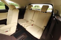 Luxus L-es kabátban – Lexus RX450hL 93