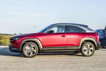 Marad a szívó benzines, de itt az elektromos Mazda is