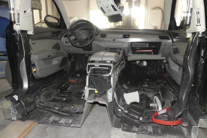 Gépfegyvere is volt a lopott luxusautókkal bizniszelő miskolci neppernek 1 | Vezess Gépfegyvere is volt a lopott luxusautókkal bizniszelő miskolci neppernek 1