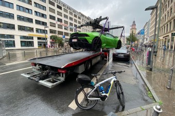 Bringás rendőr csapott le a szabálytalan Lamborghinire