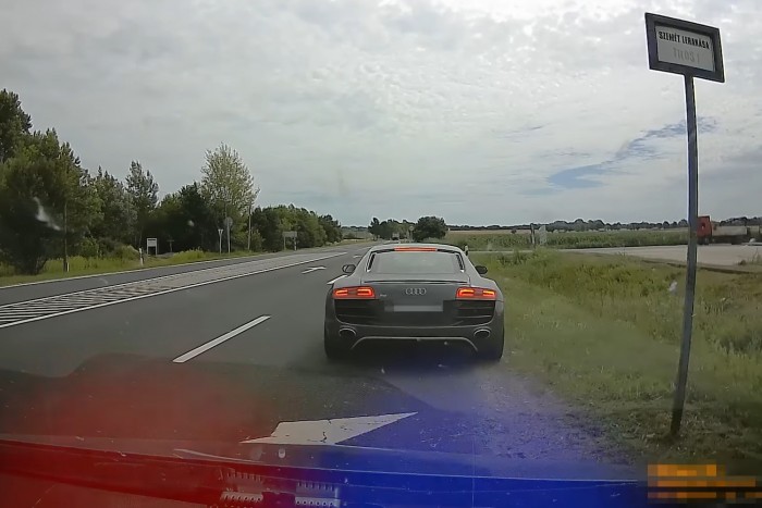 220-szal előzte a rendőrautót az Audi R8-as, elkapták a magyar rendőrök