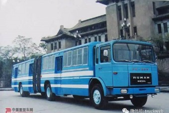 Csuklós busz nőtt erre a román teherautóra