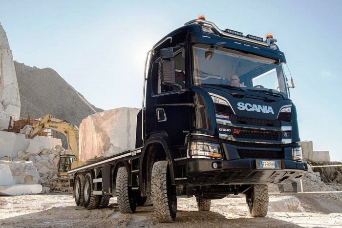 Ő hozza le a világhírű márványtömböket