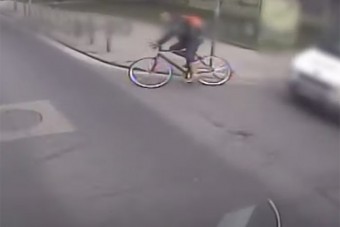 Halálos bátorsággal kanyarodott busz elé a budapesti biciklis