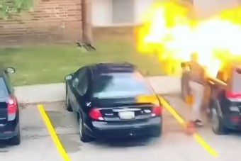 Csúnyán lepörkölte arcát a barátja kocsiját felgyújtó nő