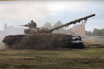 Tatán négy tankkal hajtottak át egy autón