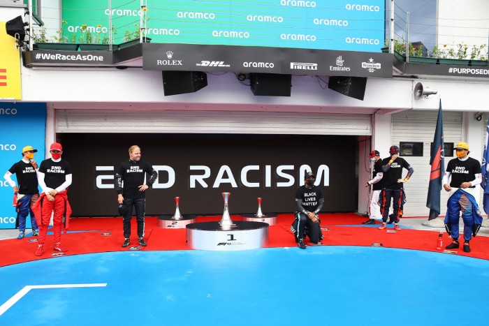 F1: Bohózatba fulladt a kiállás, Hamilton ideges