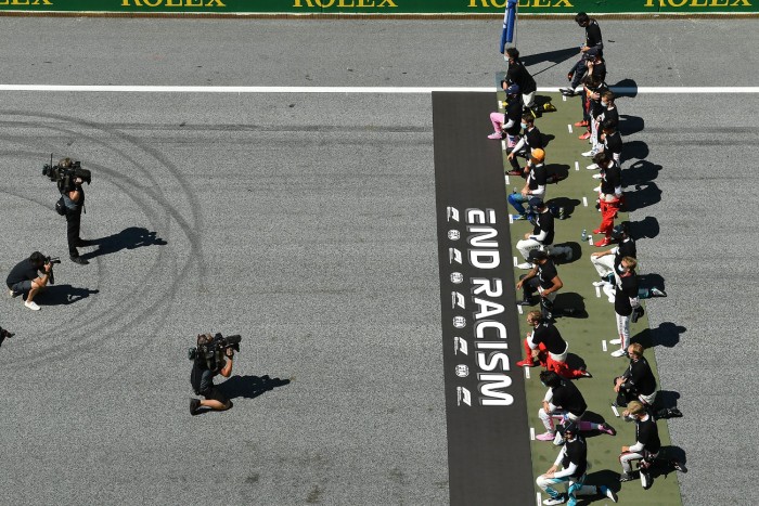 F1: Ezért nem térdelt az orosz pilóta