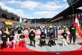 F1: Hamilton elbeszélget azokkal, akik nem térdelnek