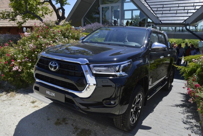 Nagyobb a Toyota Hilux arca, de van mire 22 Nagyobb a Toyota Hilux arca, de van mire 22