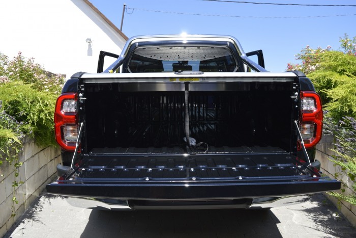 Nagyobb a Toyota Hilux arca, de van mire 24 Nagyobb a Toyota Hilux arca, de van mire 24
