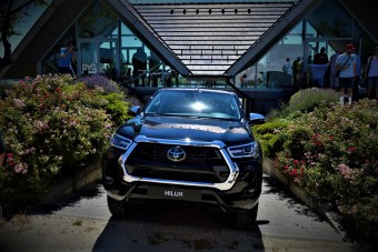 Nagyobb a Toyota Hilux arca, de van mire