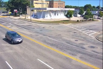 Ilyen az, amikor egy benzinkút tűzoltó berendezése mindent beterít