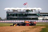 F1: A pink Merci az első, összetört a Red Bull 1