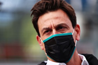 F1: Letiltották a Merci-főnök maszkját