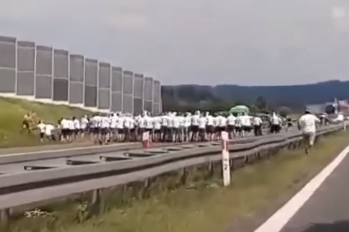 Lengyel focihuligánok verekedtek az autópályán