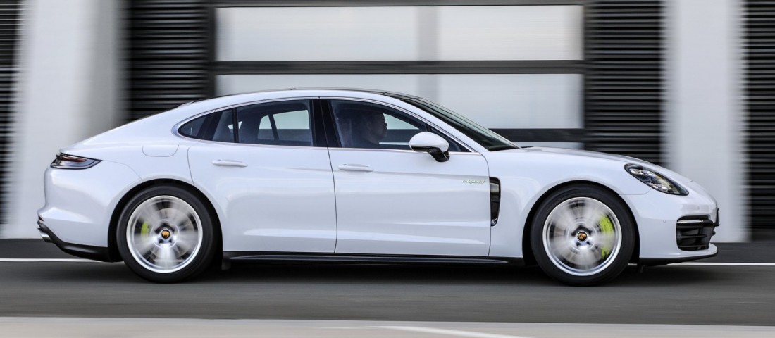 Messzebb jut árammal a plug-in hibrid Porsche Panamera