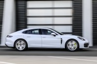 Messzebb jut árammal a plug-in hibrid Porsche Panamera 8