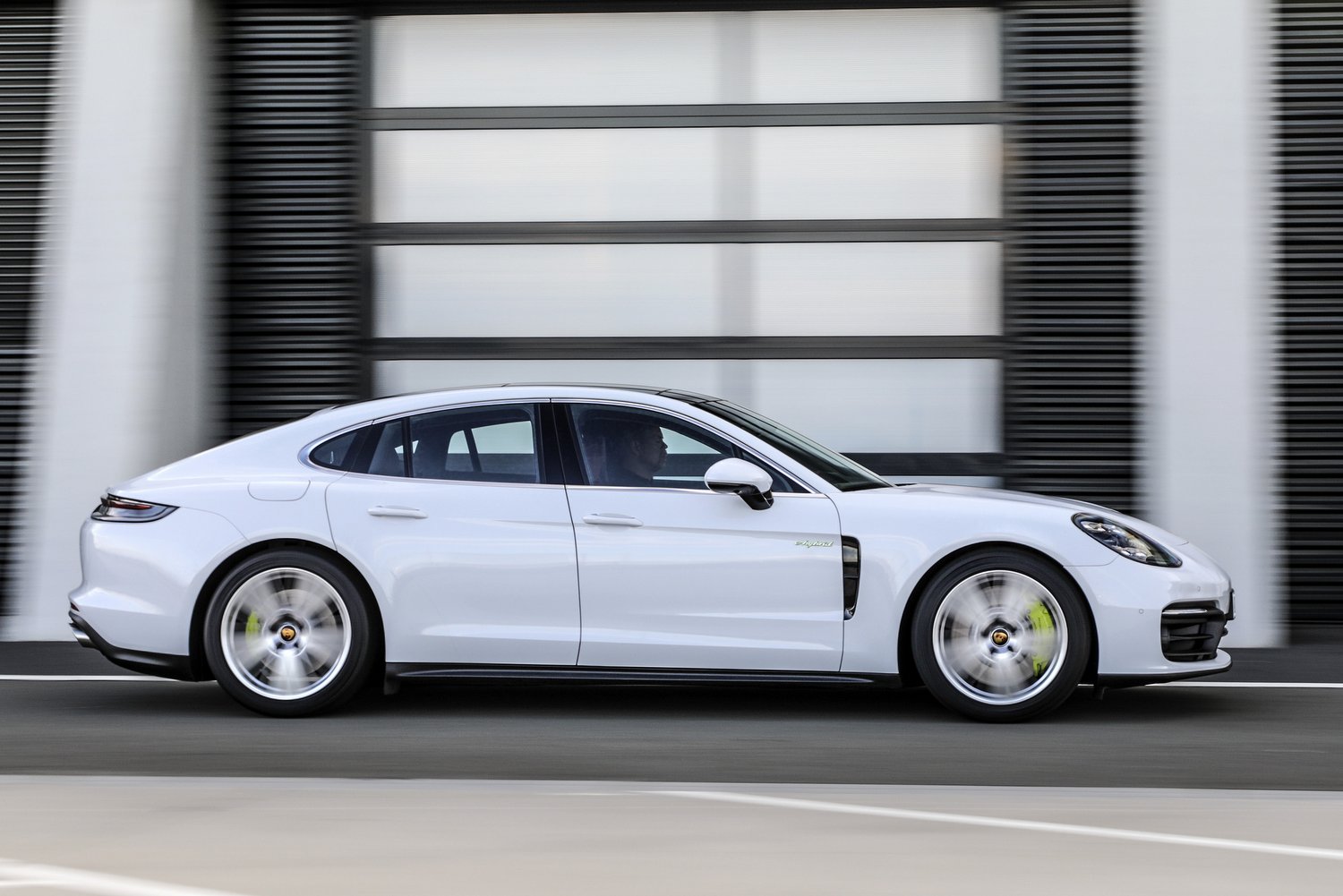 Messzebb jut árammal a plug-in hibrid Porsche Panamera 5