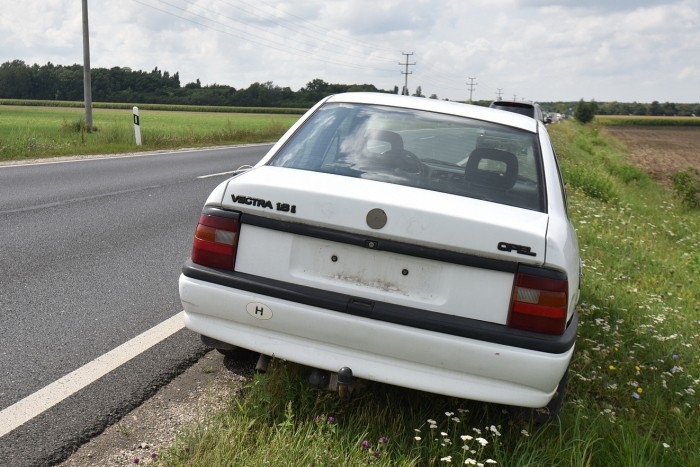 Visszapillantók nélkül közlekedett, napok óta a 86-os úton parkol egy Opel 2 Visszapillantók nélkül közlekedett, napok óta a 86-os úton parkol egy Opel 2