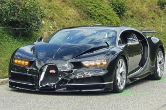 Bugatti Chiron és Porsche 911 ütközött, 1,2 milliárdos kár a balesetben