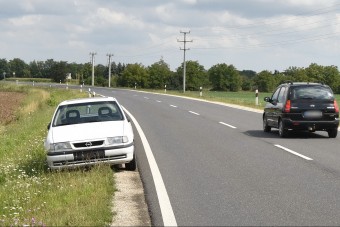 Visszapillantók nélkül közlekedett, napok óta a 86-os úton parkol egy Opel