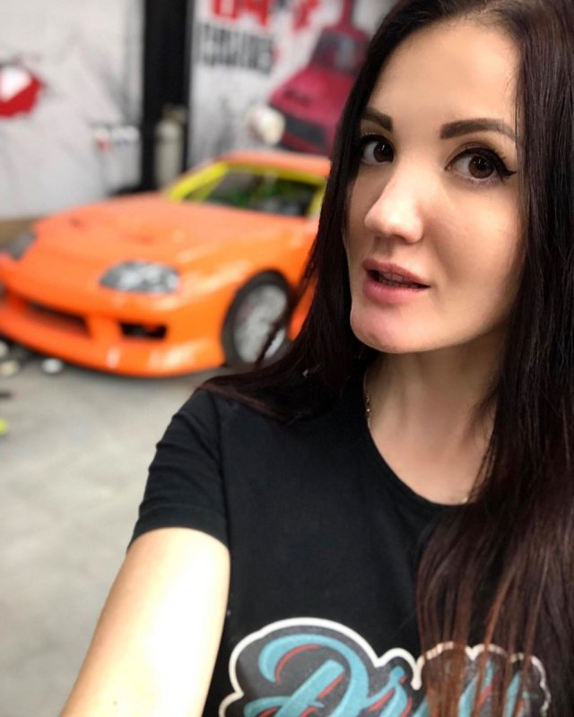 Anasztázia a világ egyik legszebb autószerelője, aki nem fél összepiszkolni magát 9