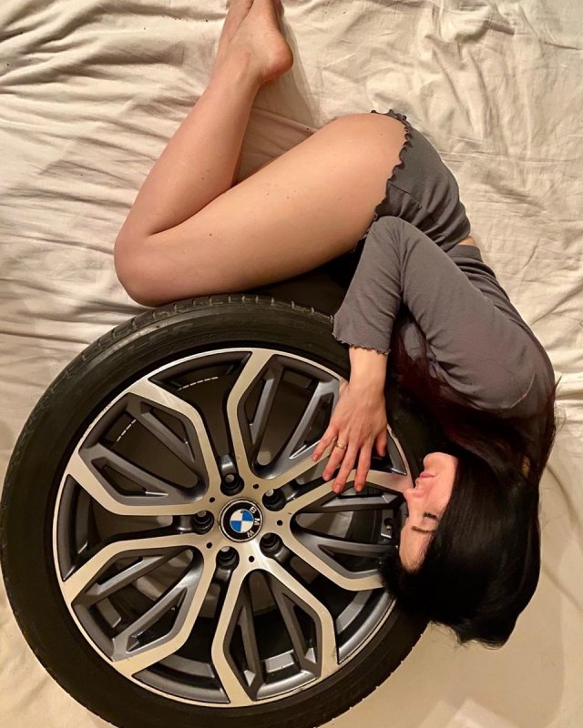 Anasztázia a világ egyik legszebb autószerelője, aki nem fél összepiszkolni magát 13