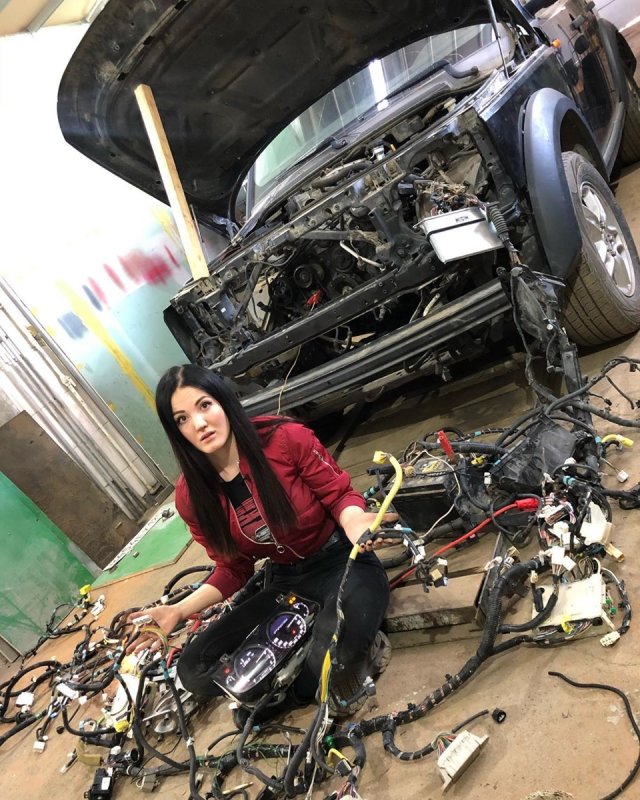 Anasztázia a világ egyik legszebb autószerelője, aki nem fél összepiszkolni magát 14